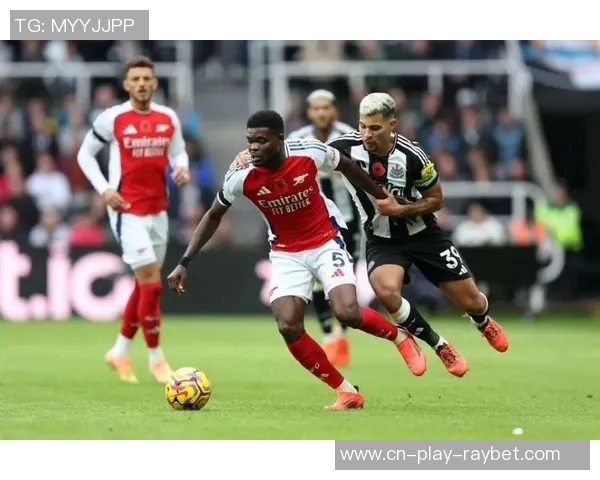 阿森纳与纽卡工作人员冲突现场惊现干草叉引发热议