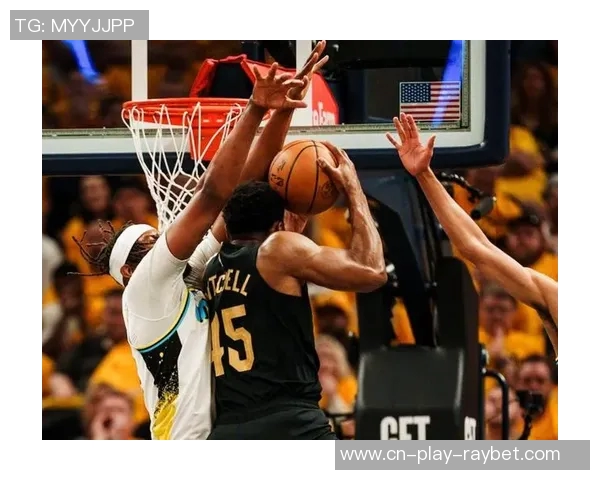 米切尔首节独得13分表现抢眼但失误和犯规略显频繁 米切尔首节独得13分表现抢眼但失误和犯规略显频繁