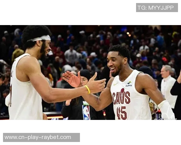 老队友重聚骑士公牛赛前米切尔阿伦与奥科罗亲切交谈回忆往昔 老队友重聚骑士公牛赛前米切尔阿伦与奥科罗亲切交谈回忆往昔